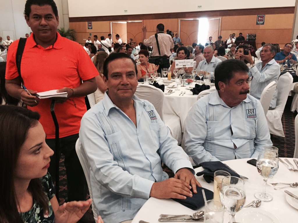 Jose Escobedo, presidente de la tercera división, profesional, durante la ceremonia de premiacion en Ixtapa