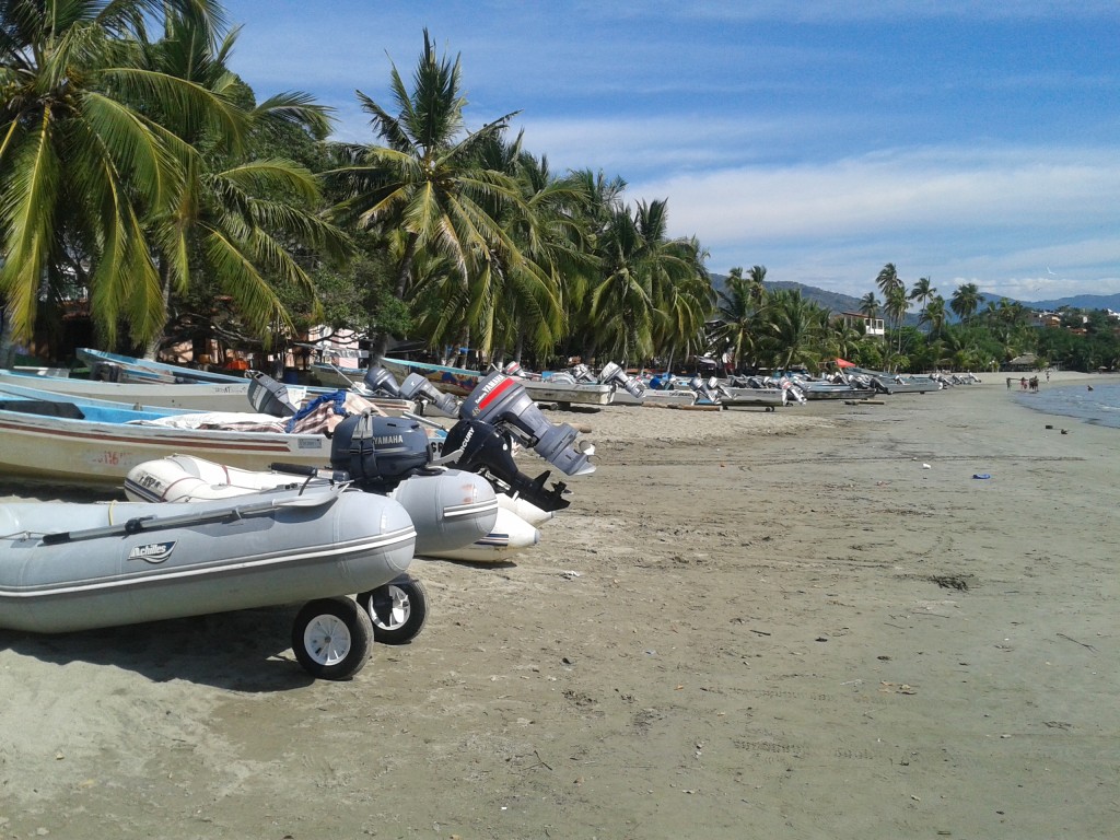 playa principal invadida de lanchas