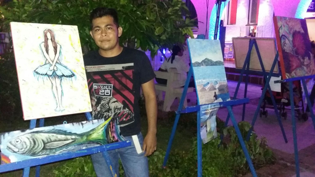 José Ángel Fuentes Bautista, pintor de Zihuatanejo. Cinco años de experiencia.