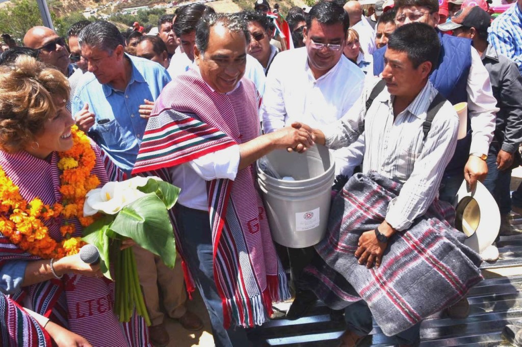 LLEVA HÉCTOR ASTUDILLO APOYOS A LAS COMUNIDADES DE LA MONTAÑA3