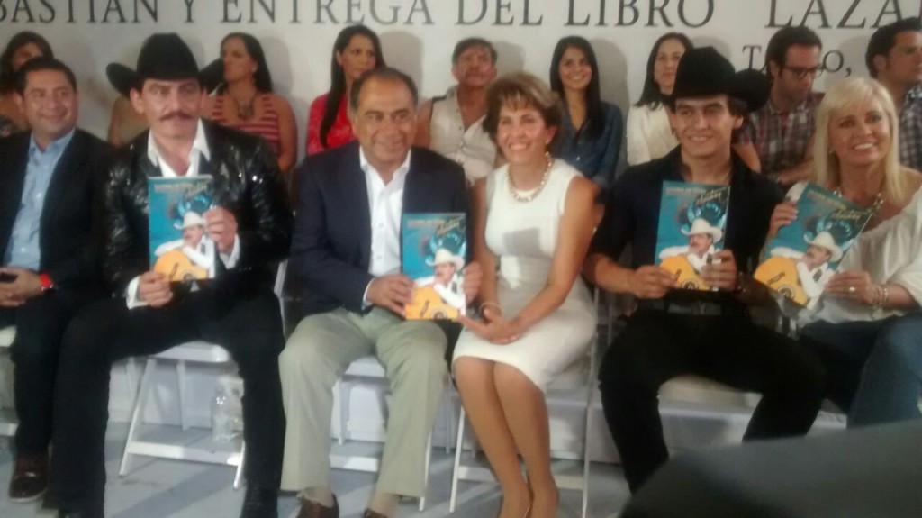 PRESENTA HÉCTOR ASTUDILLO%2c  EL LIBRO LAZANDO UN SUEÑO%2c VIDA Y OBRA DEL CANTAUTOR  JOAN SEBASTIAN (2)