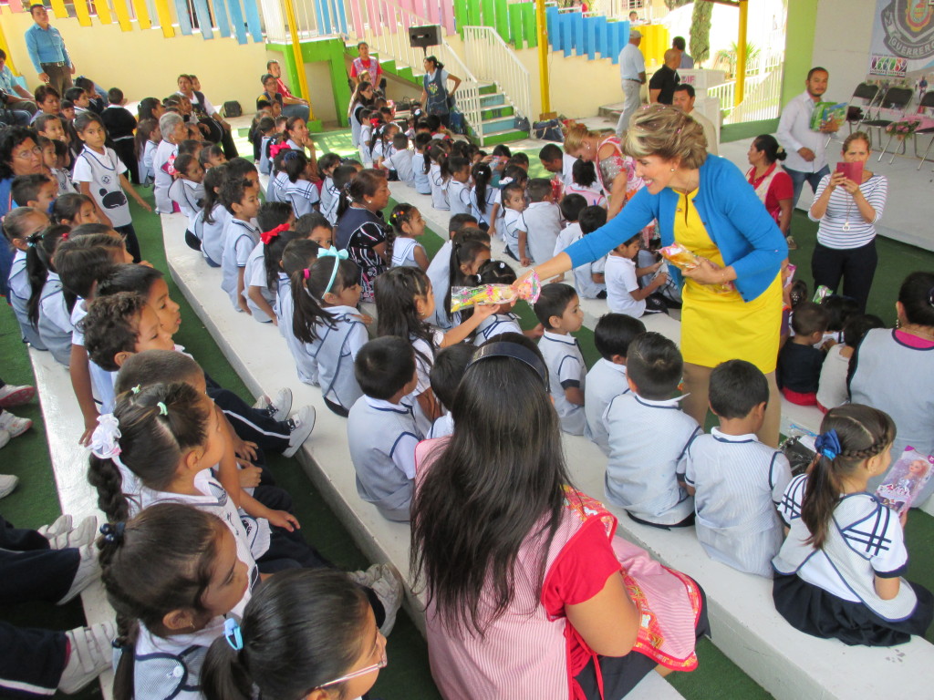 ENCABEZA MERCEDES CALVO DE ASTUDILLO EVENTO “EL POLICÍA VISITA TU ESCUELA” EN CENDI DE CHILPANCINGO4