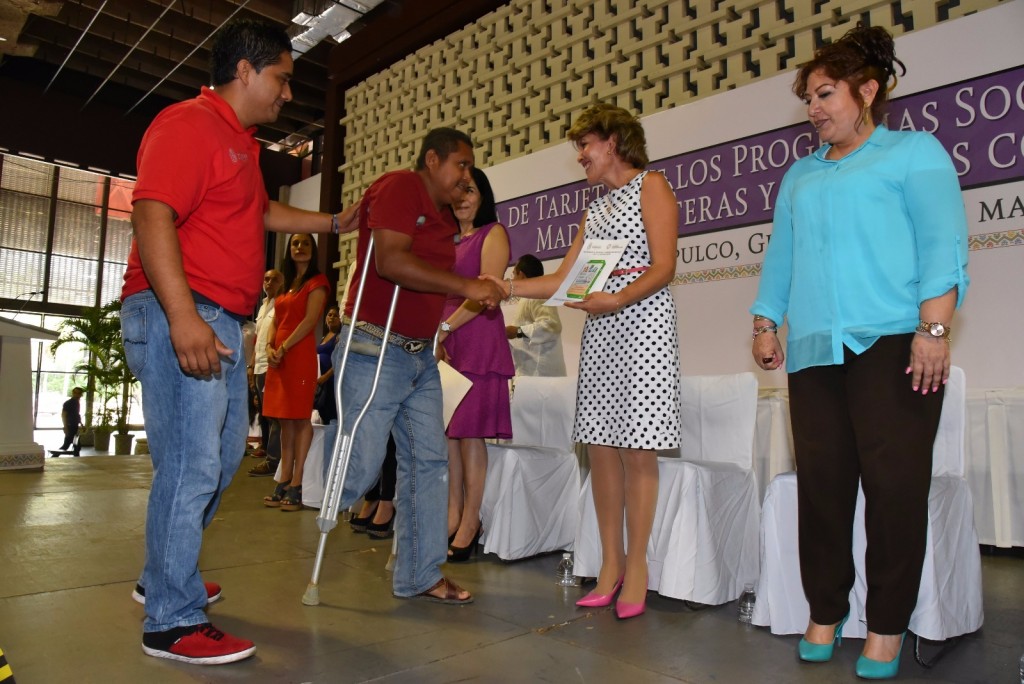 ENTREGA MERCEDES CALVO APOYOS A BENEFICIARIOS DE LOS PROGRAMAS SOCIALES GUERRERO PARA TODOS2