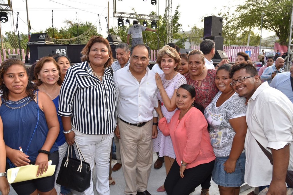 FESTEJAN HÉCTOR ASTUDILLO FLORES Y SU ESPOSA%2c MERCEDES CALVO A MADRES DE COLONIAS DE ACAPULCO%2c POR SU DÍA2