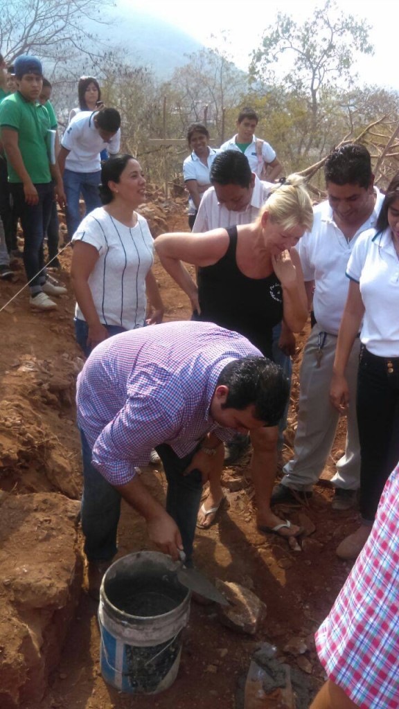 Jorge Sánchez coloca primera piedra