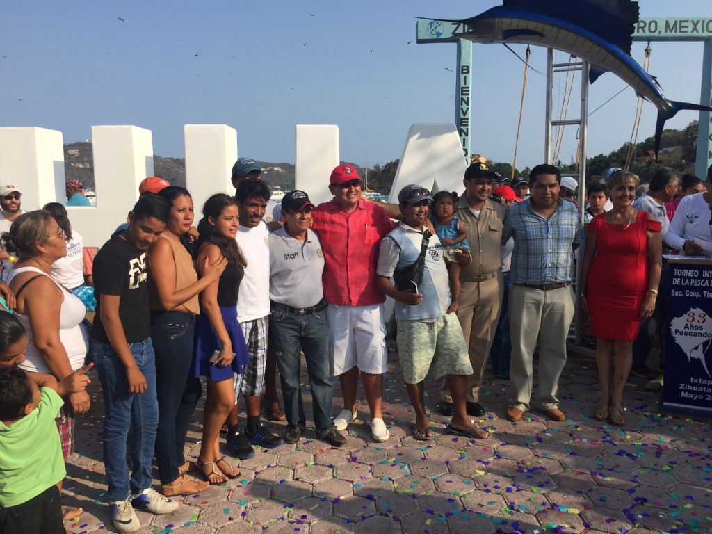 roberto lara en la premiacion a ganadores del torneo de pesca