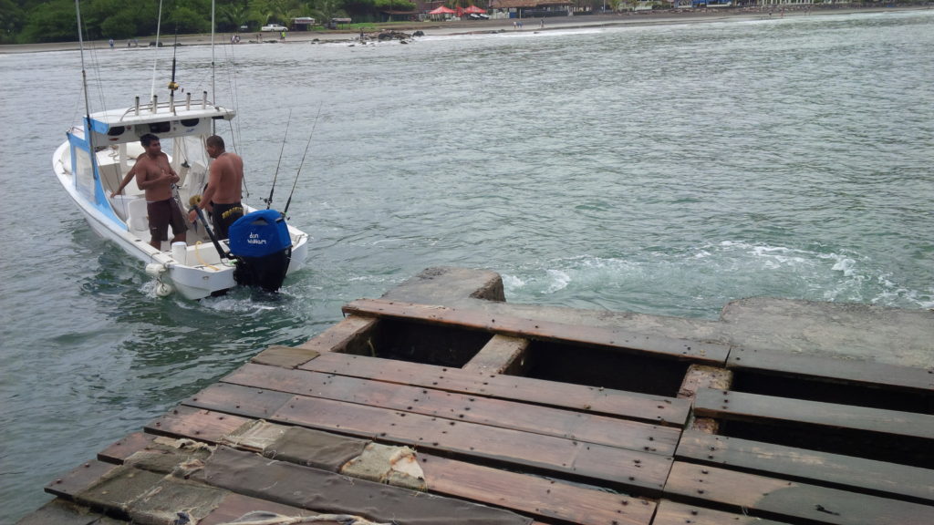 Averiado muelle de playa linda