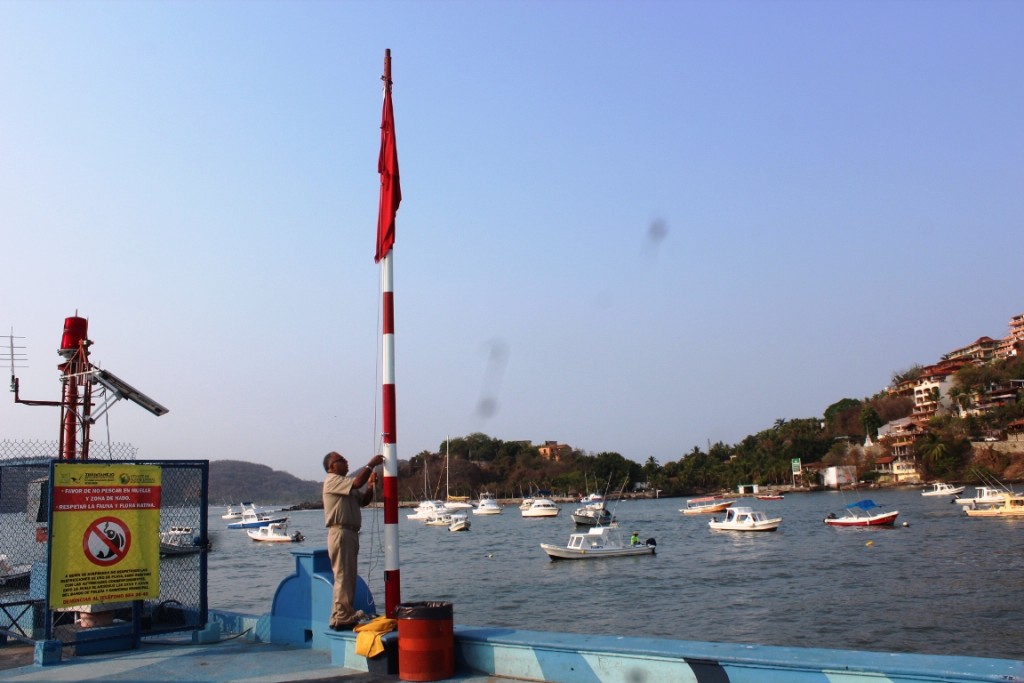 Cierran el puerto a embarcaciones menores colocando bandera roja