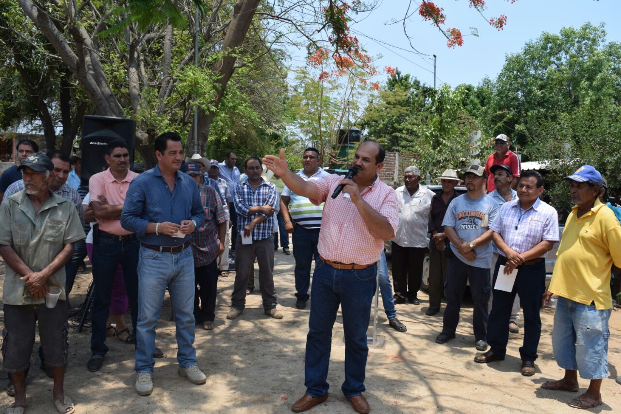 Resultado de imagen para fotos alcalde de petatlan arturo gomez}