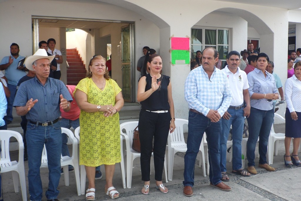 El presidente Arturo Gomez entrega 700 paquetes