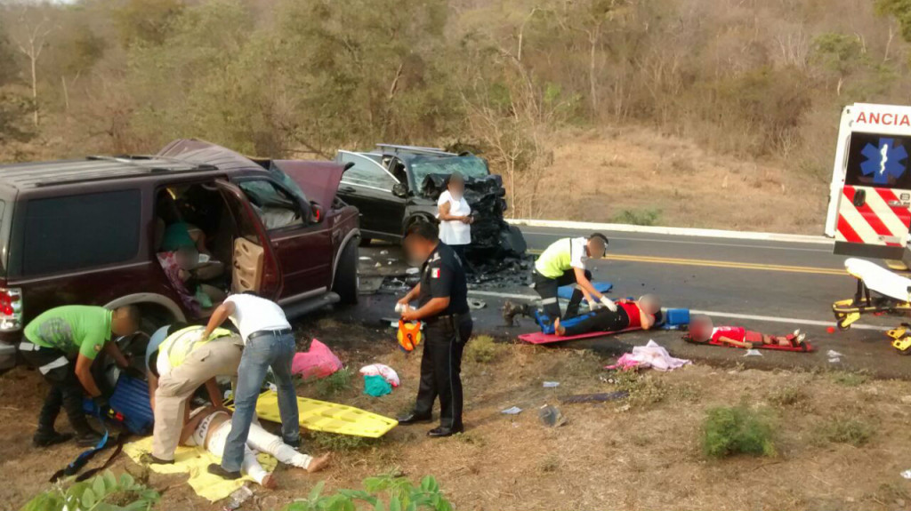 MÁS FOTOS LA UNIÓN Cinco muertos y nueve lesionados deja  un choque entre 2 camionetas en la Siglo XXI (2)