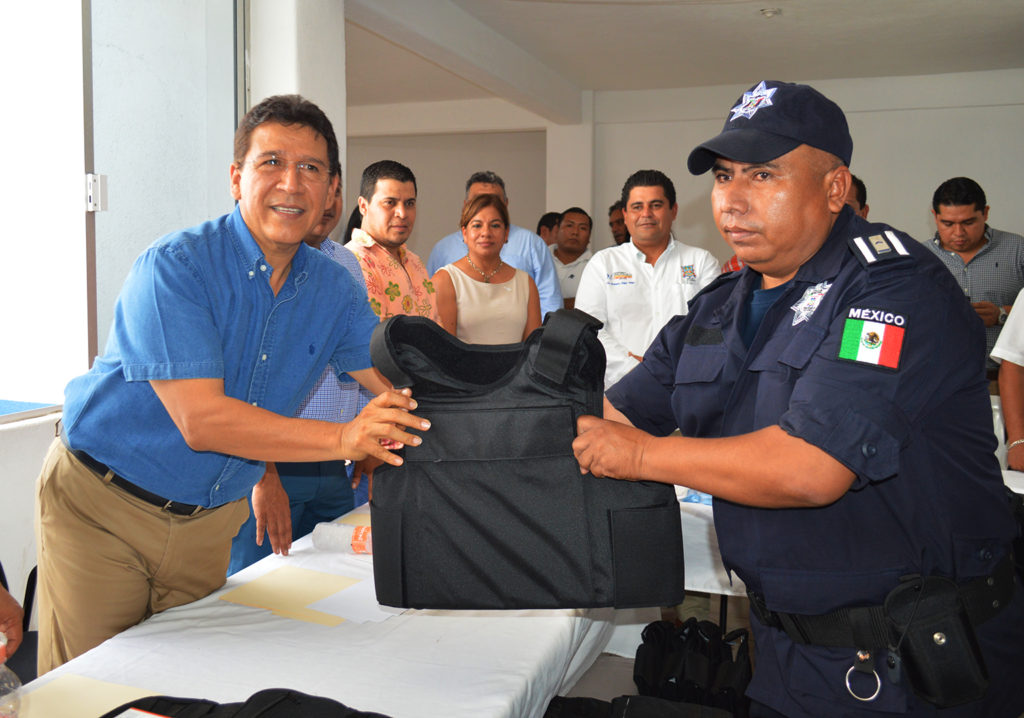 Entrega de equipo policial