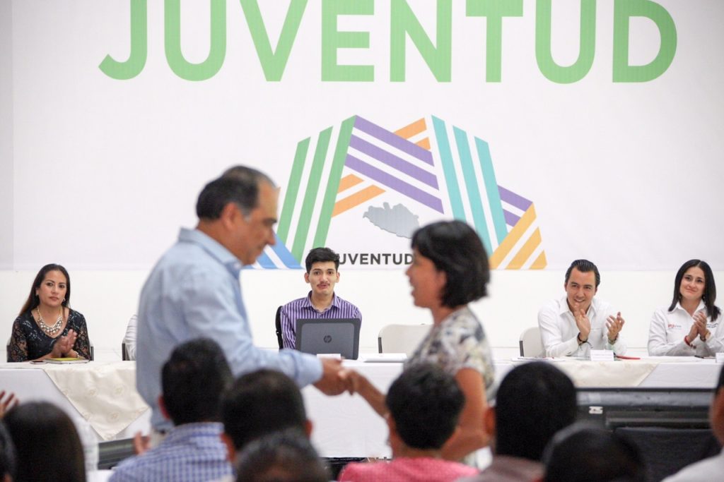 BOL.-1249  ENTREGÓ HAF RECONOCIMIENTO A GANADOR DEL PREMIO NACIONAL DE LA JUVENTUD 2016  (2)