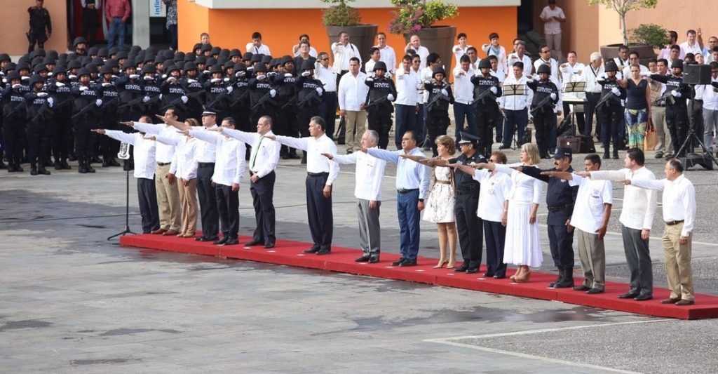 PIE DE FOTO- ASTUDILLO FLORES PRESIDIÓ LA CEREMONIA MENSUAL DE HONORES A LA BANDERA CELEBRADA EN LA EXPLANADA DE PALACIO DE GOBIERNO.docx (2)