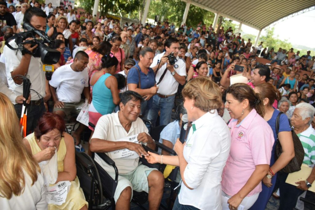 entrega-mercedes-calvo-diversos-apoyos-por-mas-de-6-mdp-en-zihuatanejo1