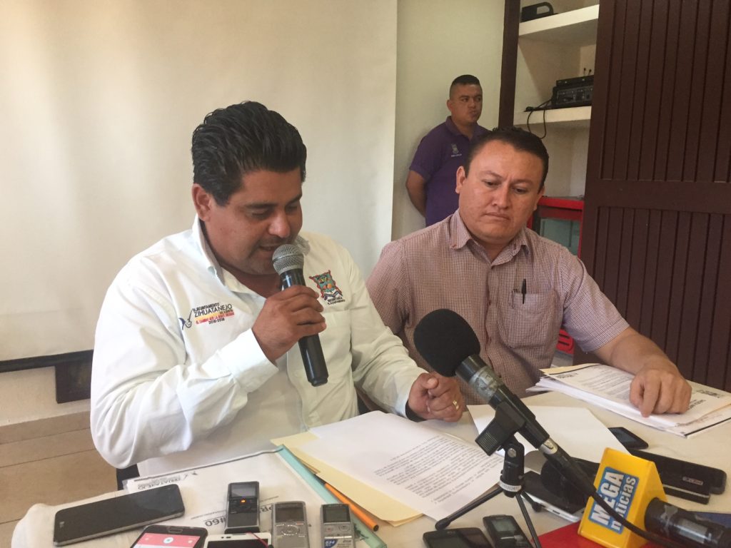 homero-rodriguez-con-director-serv-municipales-en-conferencia-de-prensa