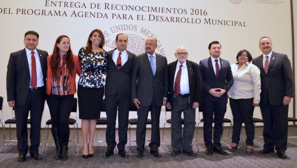 pie-de-foto-ortega-moreno%2c-asistio-a-la-entrega-de-reconocimientos-2016-del-programa-agenda-para-el-desarrollo-munic-1