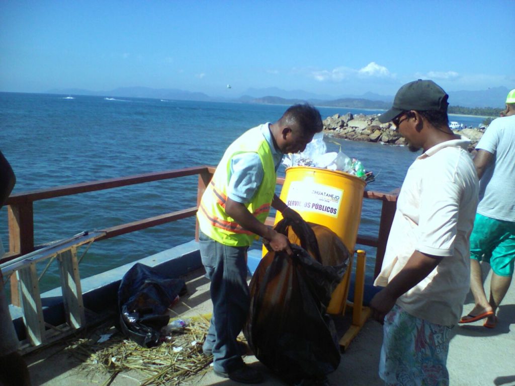 personal-de-servicios-publicos-en-las-playas-en-el-puente