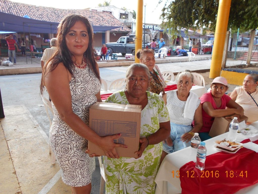 esposa-de-aviud-festeja-tercera-edad