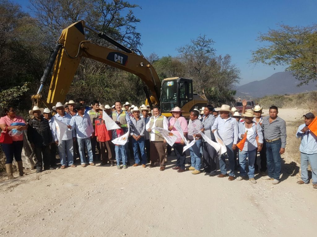 INVIERTE GOBIERNO ESTATAL MÁS DE 32 MDP EN MEJORAMIENTO DE CARRETERAS EN ATENANGO DEL RÍO (3)