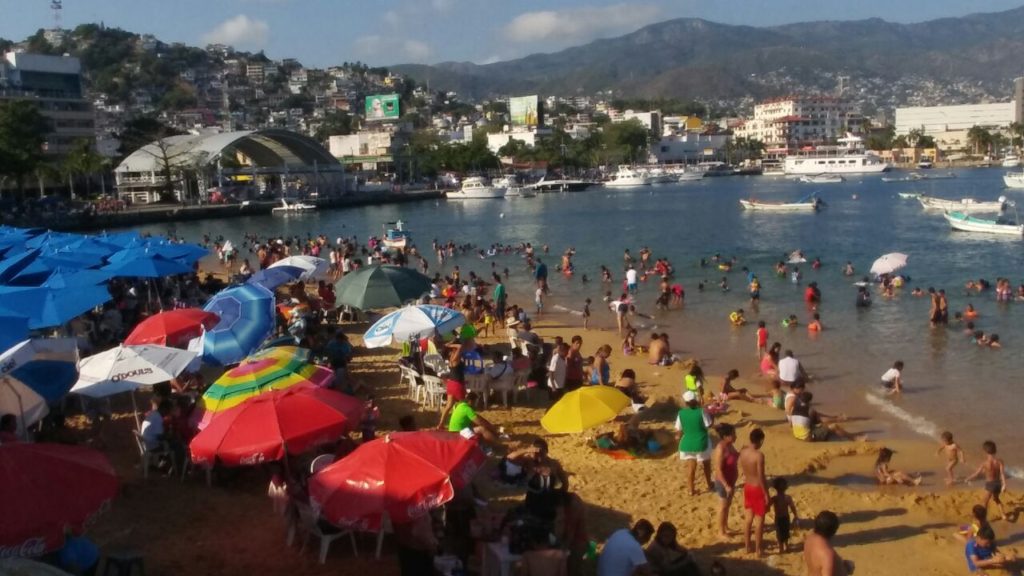 turistas-continuan-disfrutando-de-las-vacaciones-en-guerrero9