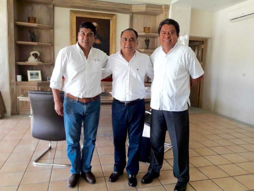 EL GOBERNADOR DEL ESTADO HÉCTOR ASTUDILLO FLORES SE REUNIÓ EN CASA GUERRERO CON EL SUBGERENTE ESTATAL DE DICONSA FEDERICO SANTOS NAVA (2)