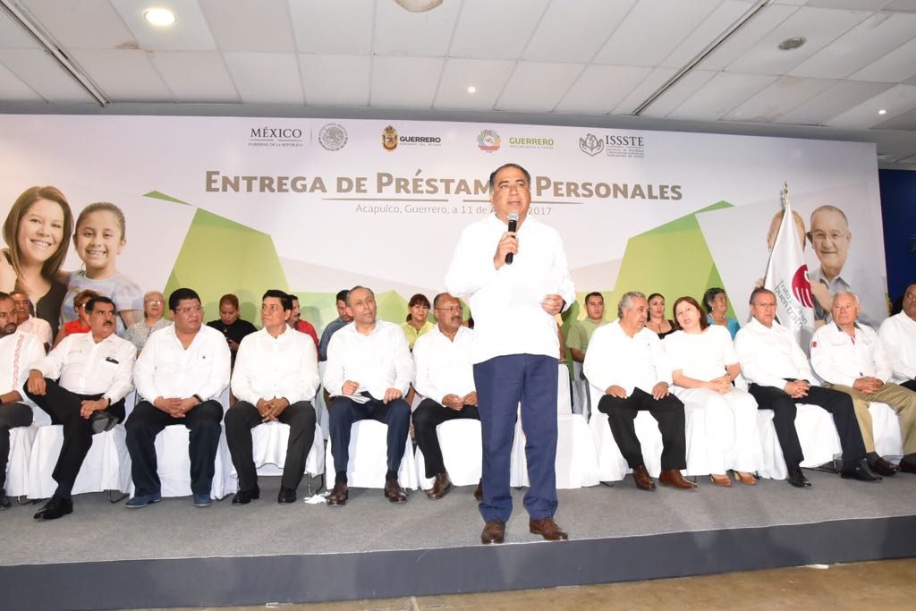 ENTREGAN EL GOBERNADOR Y DIRECTOR DEL ISSSTE 250 MDP EN CRÉDITOS PERSONALES EN GUERRERO (3)