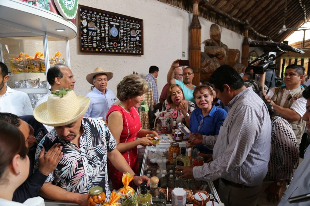 INAUGURA MERCEDES CALVO DE ASTUDILLO LA ISLA ORGULLO GUERRERO (3)