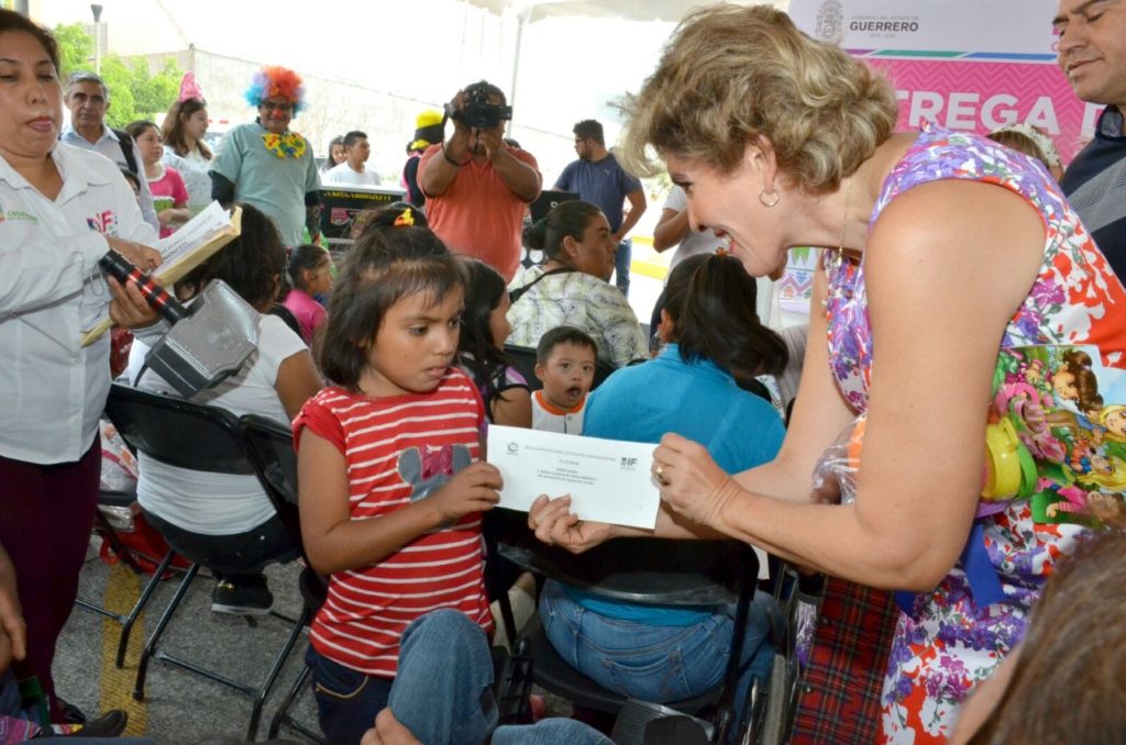 ENTREGA MERCEDES CALVO APOYOS A PACIENTES DEL CRIG EN CHILPANCINGO (3)