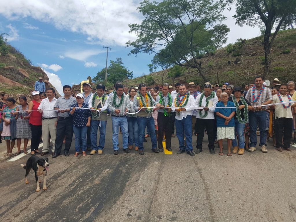 INAUGURAN DOS TRAMOS CARRETEROS EN QUECHULTENANGO ASTUDILLO CUMPLE CICAEG (2)