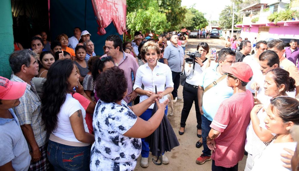 LA PRESIDENTA DEL DIF GUERRERO MERCEDES CALVO DE ASTUDILLO ENTREGÓ APOYOS A HABITANTES DE LA COLONIA ZAPATA AFECTADOS POR LAS LLUVIAS (5)