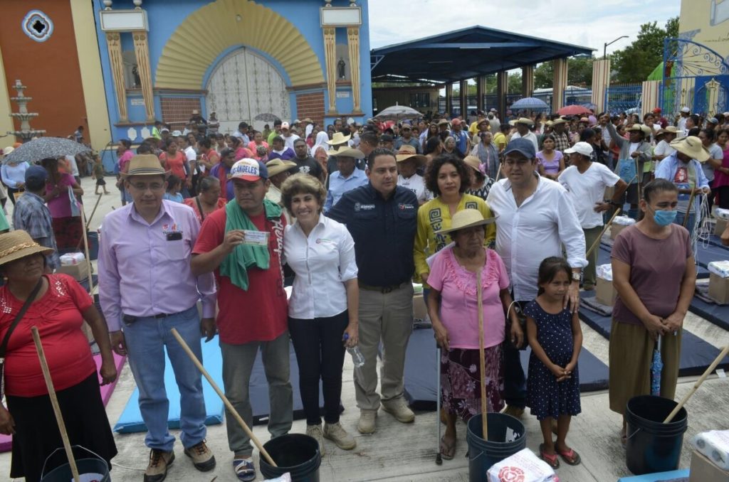 ENTREGA MERCEDES CALVO APOYOS A FAMILIAS AFECTADAS POR LAS LLUVIAS EN TLAPEHUALA (2)