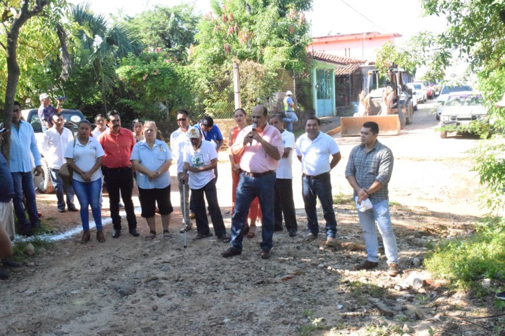 arrancan pavimentacion de calles en petatlan