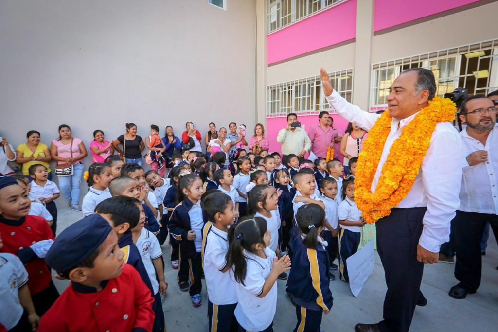 cumple gobernador con plantel de niños