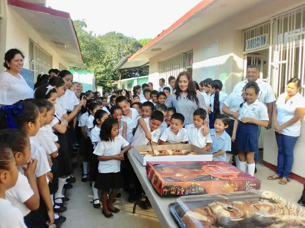 sandra garcia calderon rosca de reyes da bienvenida a niños