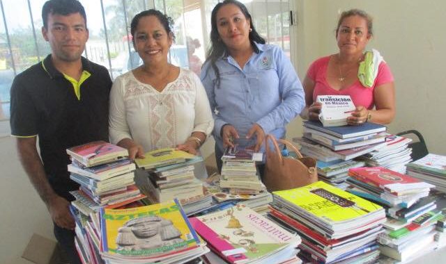 Autoridades educativas invitan a los estudiantes a que visiten la biblioteca de Petacalco. 