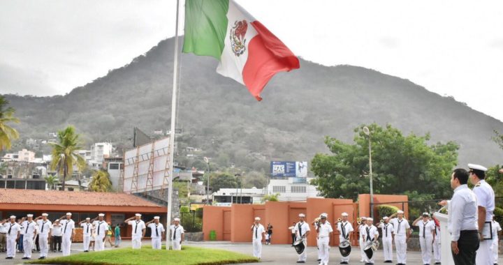 JSA ENCABEZA CEREMONIA DE HONORES A LA BANDERA