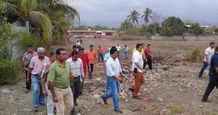 Alcalde, Crescencio Reyes supervisa trabajos de limpieza en laguna