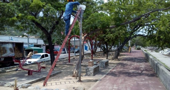 OTRO COMPROMISO CUMPLIDO: SE COLOCARON MÁS DE 100 LUMINARIAS EN LA COLONIA LA MADERA Y EL PARQUE LINEAL