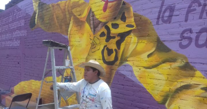 A marchas forzadas siguen labores del pintor Wipo Mata para terminar los murales en honor a las fiestas de San Bartolo en el barrio de la Reforma