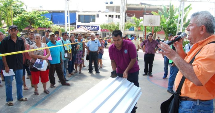 EL ALCALDE ESTEBAN CÁRDENAS ENTREGA LÁMINAS A DAMNIFICADOS EN PETATLÁN.