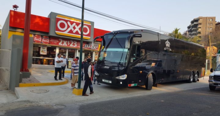 AUMENTA RIESGO DE ACCIDENTES EN LA ROPA POR ESTACIONAMIENTO DE AUTOBUSES FRENTE A TIENDA OXXO