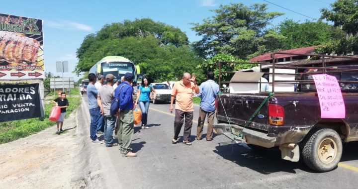 Bloquean pescadores del municipio de Atoyac la carretera Acapulco-Zihuatanejo