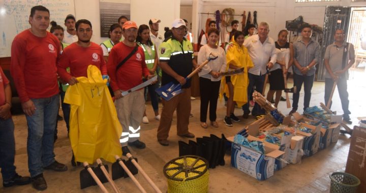 PRESIDENTE ESTEBAN CÁRDENAS CONTINÚA EQUIPANDO CON MATERIAL DIFERENTES DIRECCIONES.