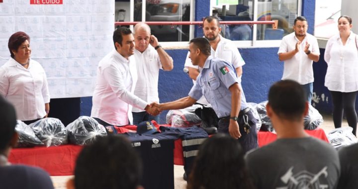 Presidente JSA cumple otro compromiso con PCyB; entrega 64 paquetes de uniformes