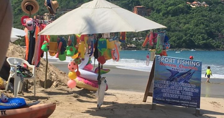 Mercado de artesanías invade Playa La Ropa