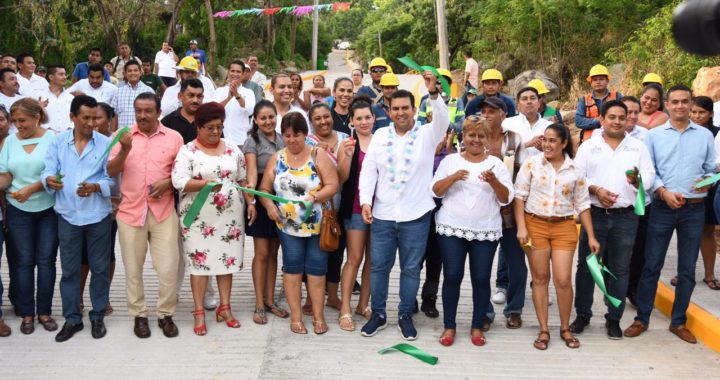 Presidente JSA entrega calle pavimentada en la colonia El Barril