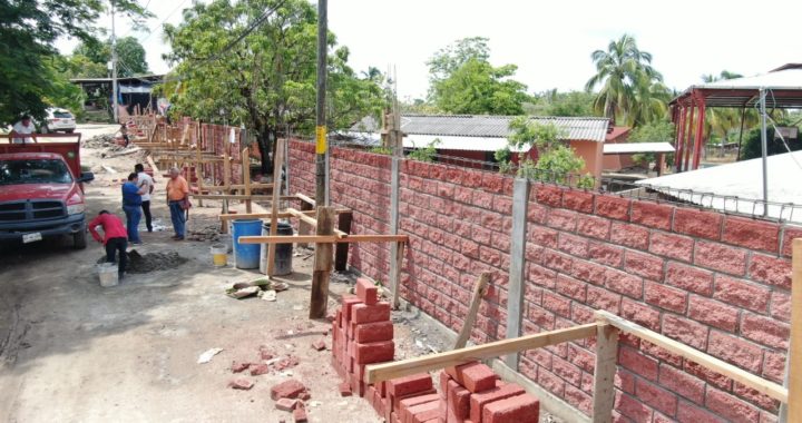 EL PRESIDENTE ESTEBAN CÁRDENAS  SUPERVISA LA CONSTRUCCIÓN DE LA BARDA  PERIMETRAL DE LA PRIMARIA “NICOLÁS BRAVO”