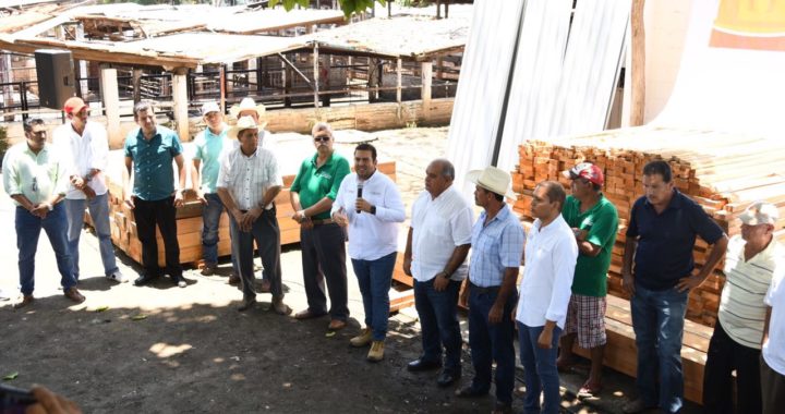 Alcalde Jorge Sánchez Allec cumple con entrega de apoyo material para mejora del rastro municipal