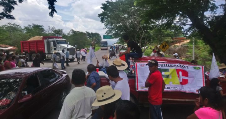 En Petatlán FAC y CODUC también bloquean la carretera federal contra políticas de AMLO 